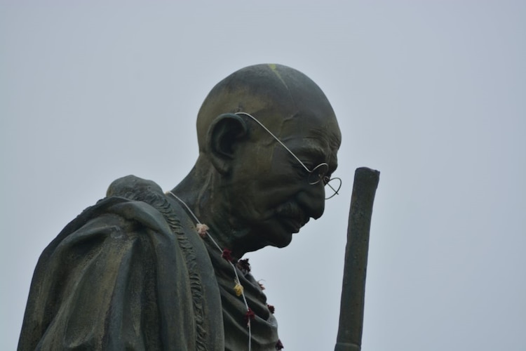 Una escultura de Mahatma Gandhi.
