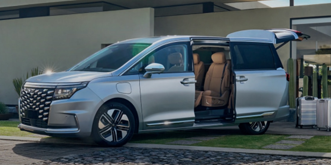 FUNCIONA a través de un motor totalmente eléctrico y uno a combustión