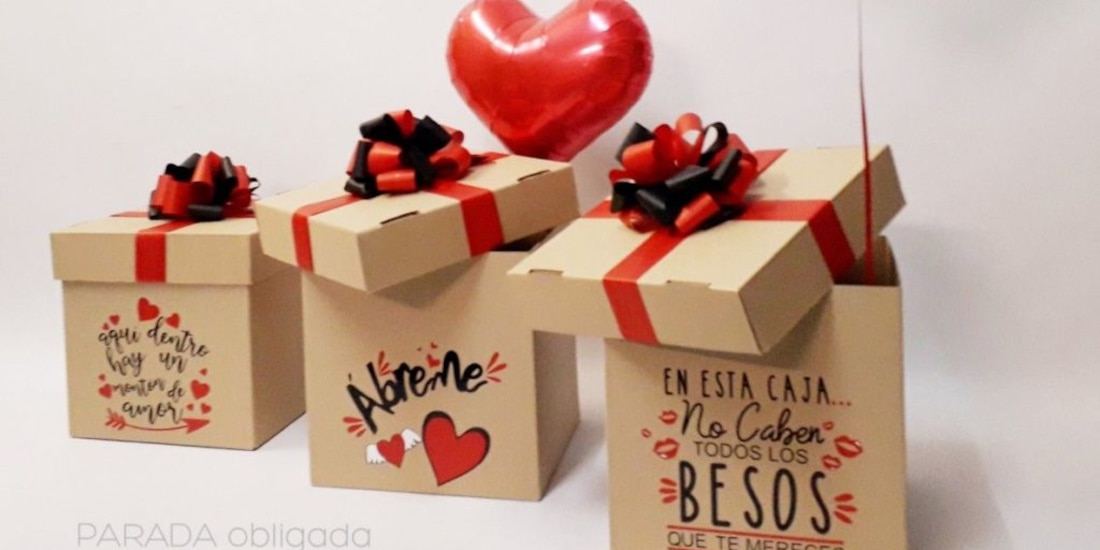 Existen muchas opciones para decorar una caja de madera para entregar regalos el 14 de febrero