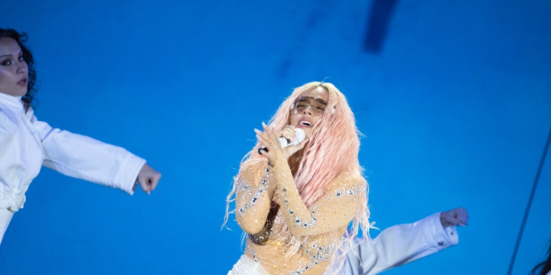 Karol G durante su presentación en el Estadio Azteca