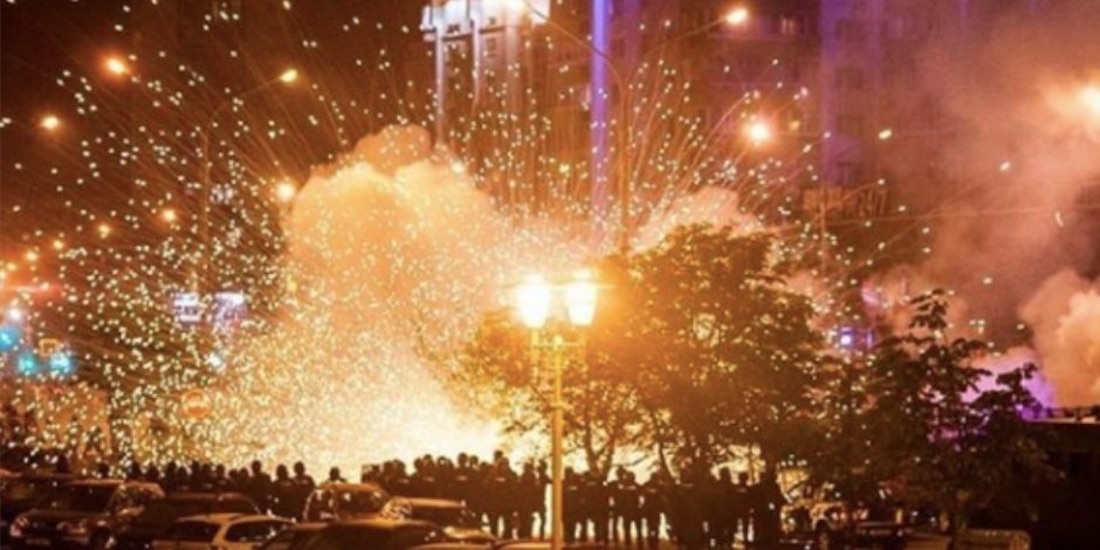 La policía de Bielorrusia abre fuego contra manifestantes, el 12 de agosto de 2020.