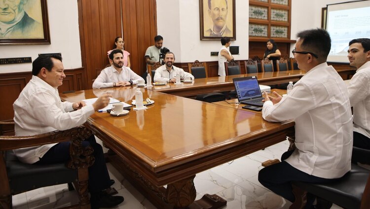 El gobernador destacó que este acuerdo preliminar refuerza la estrategia para consolidar a Yucatán como referente en energías renovables.