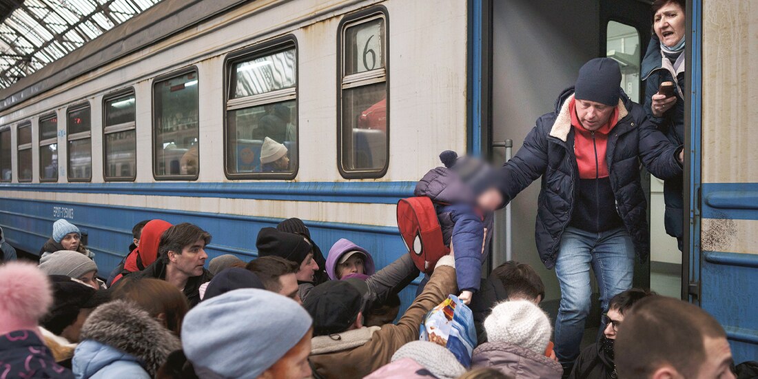 Ciudadanos abarrotan trenes en Ucrania para refugiarse en una nación vecina.