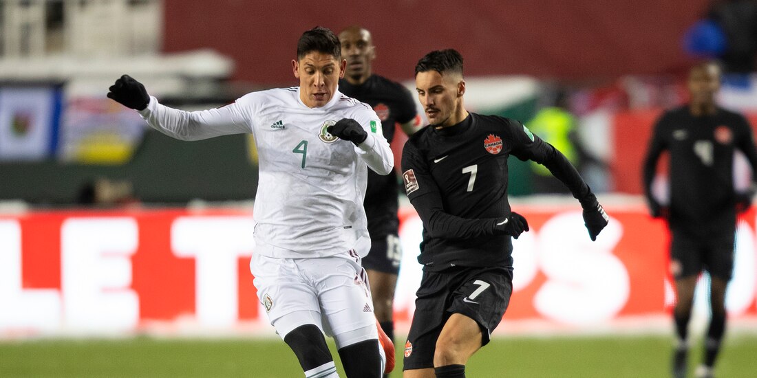 Edson Álvarez y Stephen Eustáquio durante el choque entre Canadá y México en la octava fecha del octagonal hacia Qatar 2022.