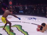 Richard Palencia yace tendido justo después de lesionarse en su pelea contra Cee Hay Hamilton en Bellator 286.