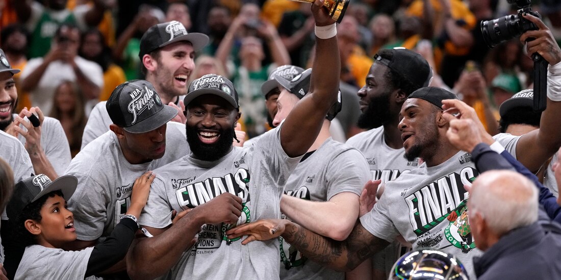 El base de los Boston, Jaylen Brown, y el resto de los Celtics celebran la victoria después del Juego 4 de las finales de la Conferencia Este de la NBA contra los Indiana Pacers