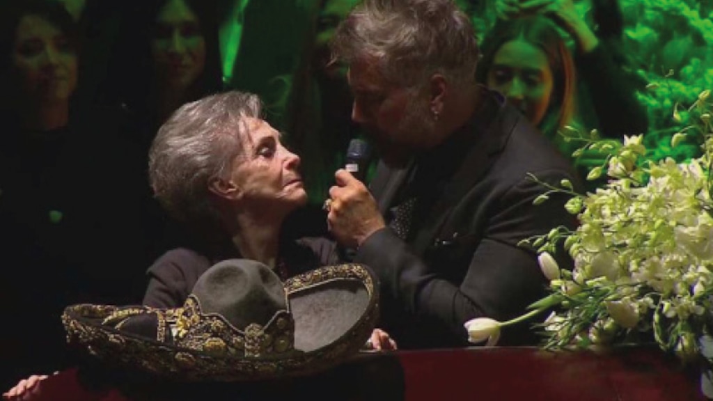 Alejandro Fernández le canta a Vicente Fernández frente a su madre, Doña Cuquita, ayer.