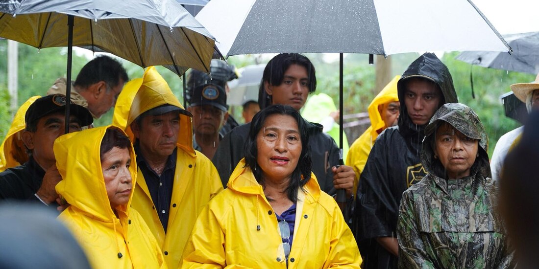 Abelina López Rodríguez supervisa las labores de rescate en Acapulco tras las inundaciones provocadas por la tormenta tropical 'John'.