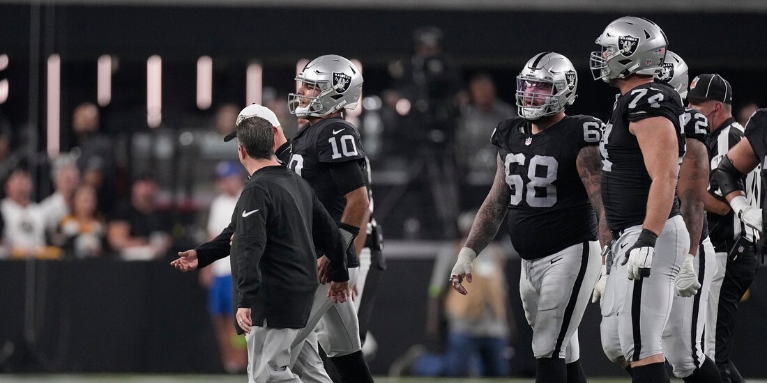 Jimmy Garoppolo, quarterback de Las Vegas Raiders, es asistido para salir del campo ante los Steelers de Pittsburgh