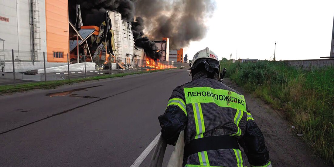 Fuego en uno de los almacenes del Amazon ruso en San Petersburgo, ayer.