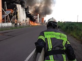 Fuego en uno de los almacenes del Amazon ruso en San Petersburgo, ayer.