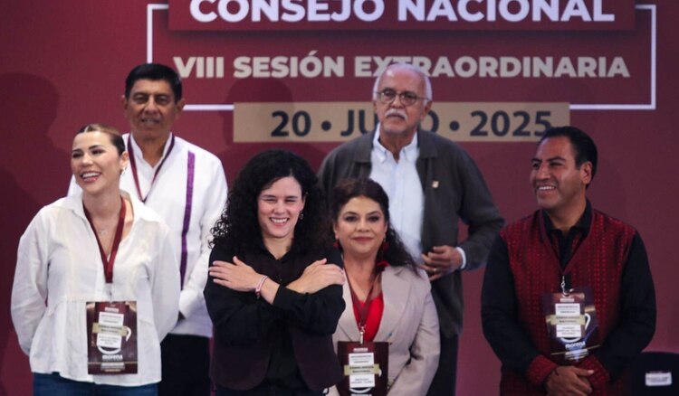 Luisa María Alcalde, dirigente nacional de Morena (c.), ayer, acompañada por gobernadores del país, en la octava sesión del Consejo Nacional del partido.