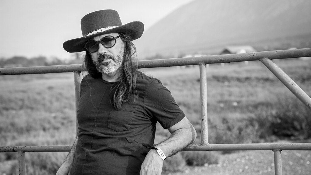 José Eugenio Sánchez es poeta y performer.