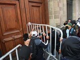 Maestros de la CNTE irrumpen en Palacio Nacional.