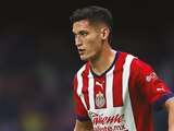 Orozco Chiquete conduce el balón en un juego de Chivas el año pasado.
