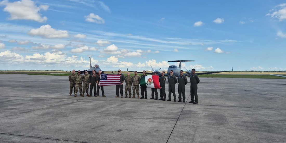Elementos de la Defensa y la Fuerza Aérea de EU, tras el ejercicio conjunto.