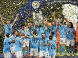 Futbolistas del Manchester City celebran con el trofeo de la Champions League.