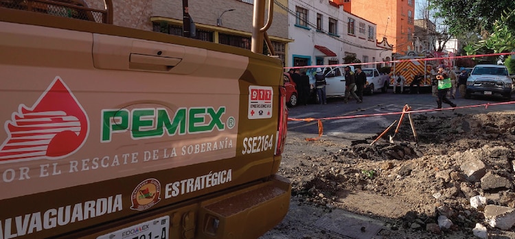 Personal de Pemex y la GN resguardan un inmueble en la CDMX donde se ubicó una toma clandestina, en noviembre pasado.