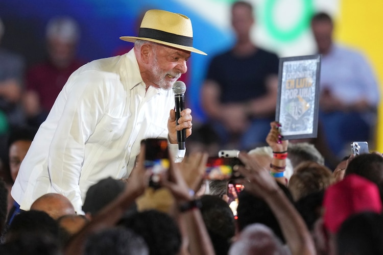La convención del Partido de los Trabajadores oficializó la candidatura de Lula rumbo a los comicios presidenciales de octubre.