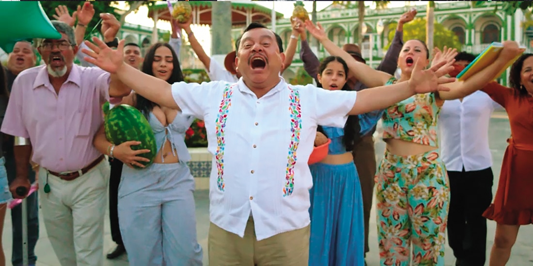 El actor Silverio Palacios (al centro), en un fotograma de la cinta.