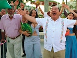 El actor Silverio Palacios (al centro), en un fotograma de la cinta.