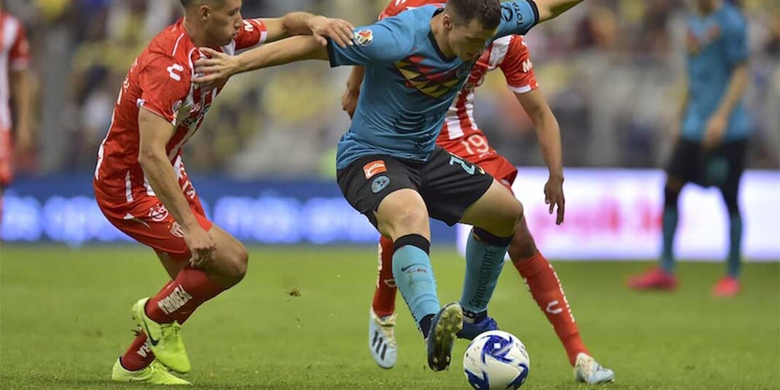 Viñas (azul) protege el balón la campaña pasada ante jugadores de los Rayos.