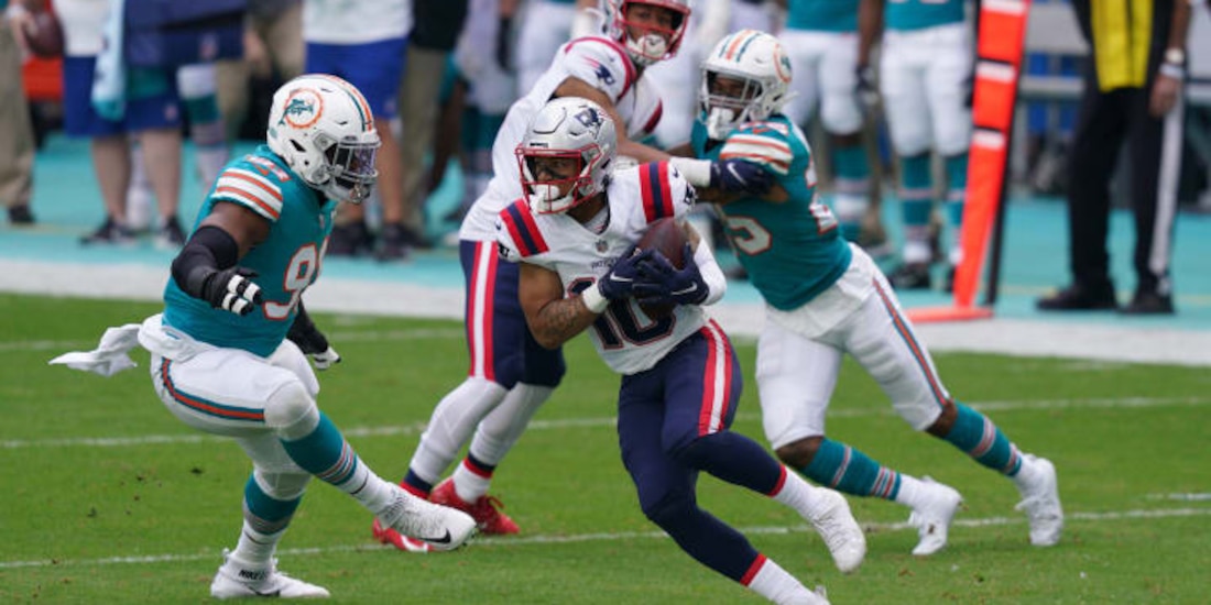 Una acción del duelo Dolphins vs Patriots en la Temporada 2021 de la NFL