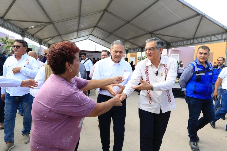 Octavio Romero, director del Infonavit, junto al gobernador de Tamaulipas, Américo Villarreal.