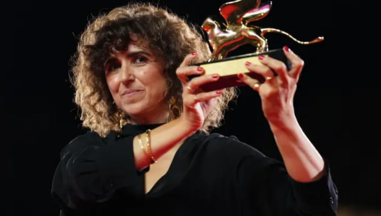 May El-Toukhy sostiene el León de Oro en el Festival de Cine de Venecia 2026