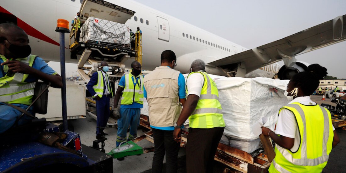 Personal de Unicef traslada el embarque de vacunas de AstraZeneca en Ghana, ayer.