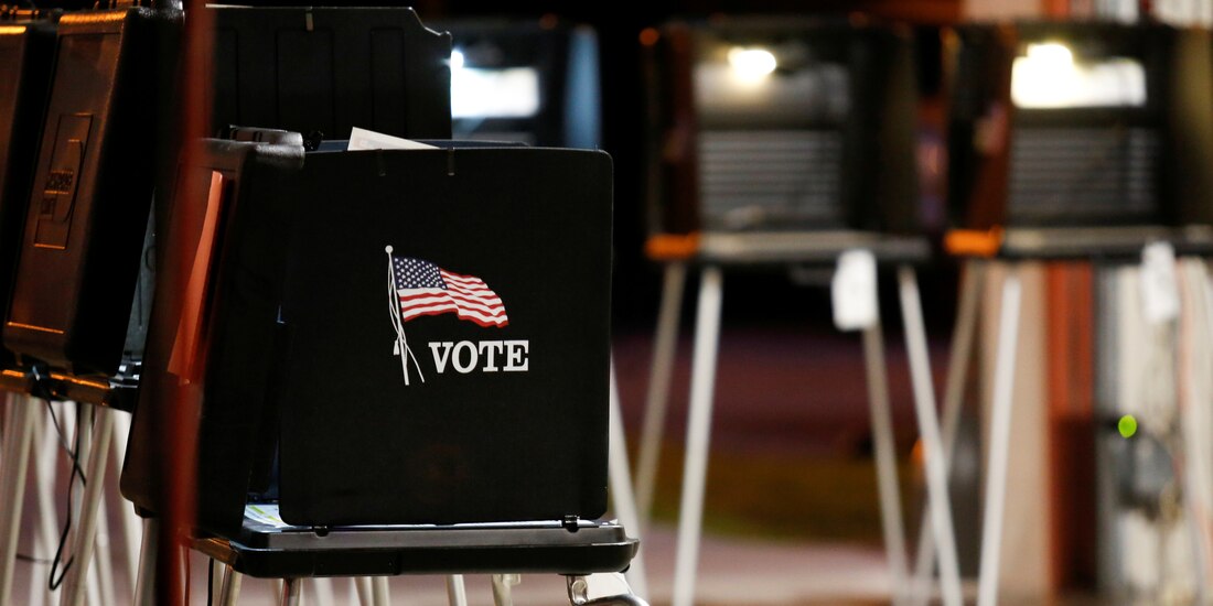 Cabina de votación durante las elecciones primarias presidenciales demócratas en EU, el 17 de marzo de 2020.