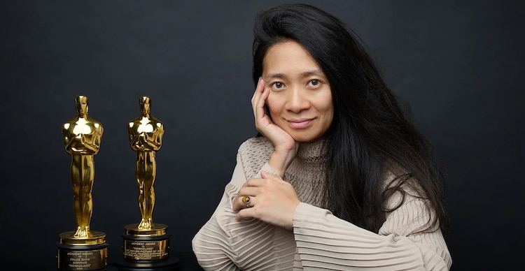 Chloé Zhao recibió el premio de Mejor película y Mejor dirección con Nomadland en la 93ª edición de los Premios Oscar