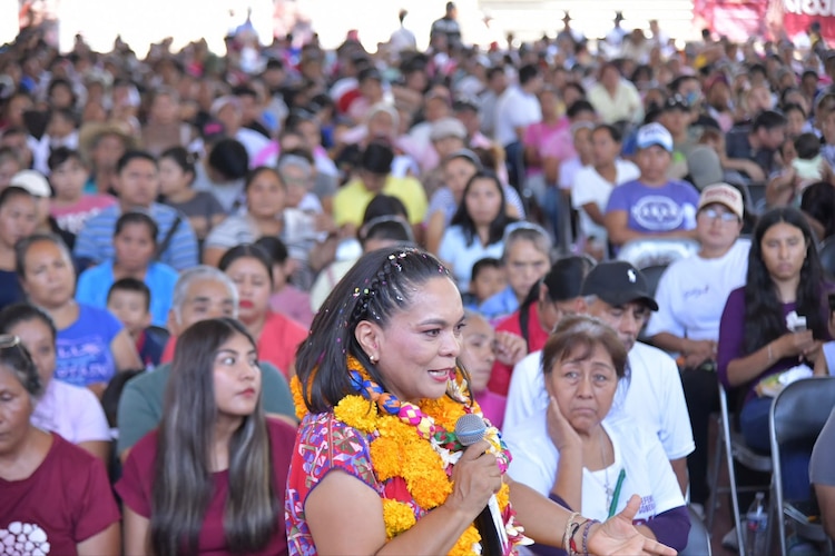 Beatriz Mojica toma nota de las peticiones ciudadanas para fortalecer el desarrollo regional en Guerrero.
