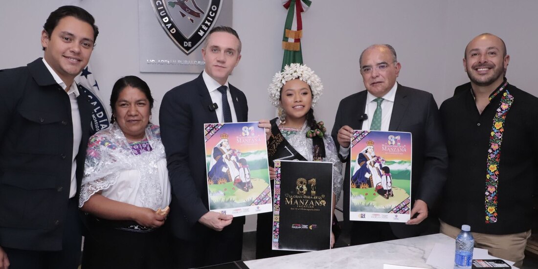 El Alcalde de Cuajimalpa con diversas personalidades.