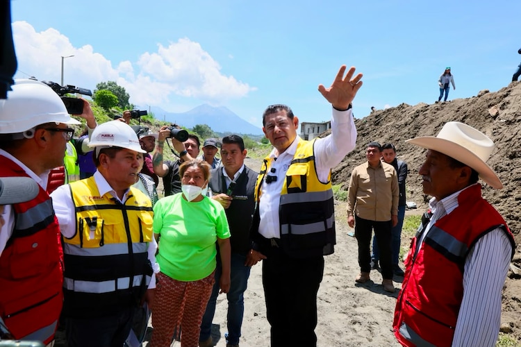 El gobernador Alejandro Armenta durante los recorridos por la zona afectada en Ciudad Serdán.