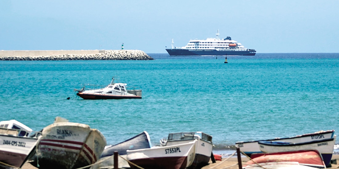 El crucero MV Hondius está anclado en un puerto de Praia, Cabo Verde, ayer.