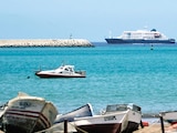 El crucero MV Hondius está anclado en un puerto de Praia, Cabo Verde, ayer.