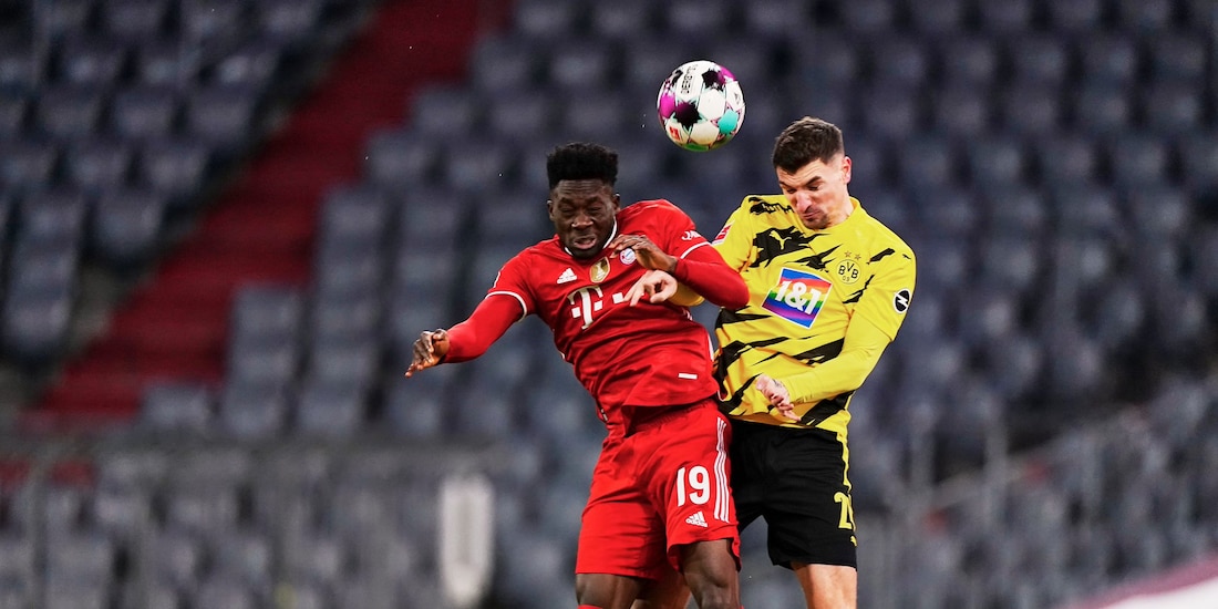 Una acción del duelo entre Bayern Múnich y Borussia Dortmund de la Bundesliga