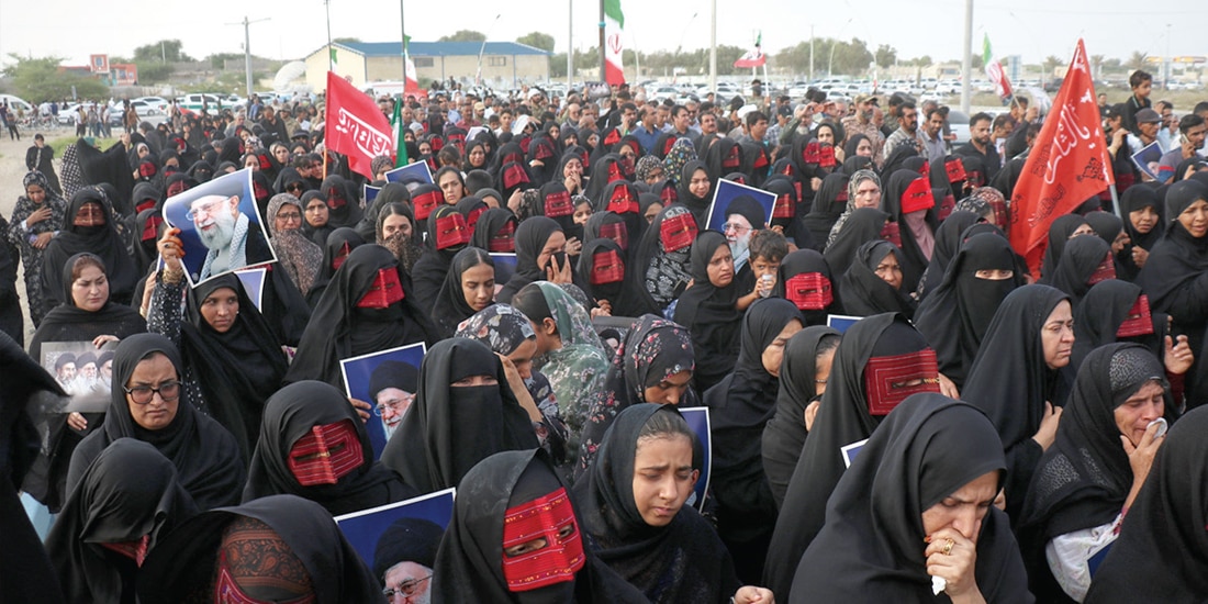PROCESIÓN en Irán por las víctimas de un ataque aéreo de EU, el jueves.