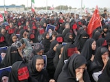 PROCESIÓN en Irán por las víctimas de un ataque aéreo de EU, el jueves.