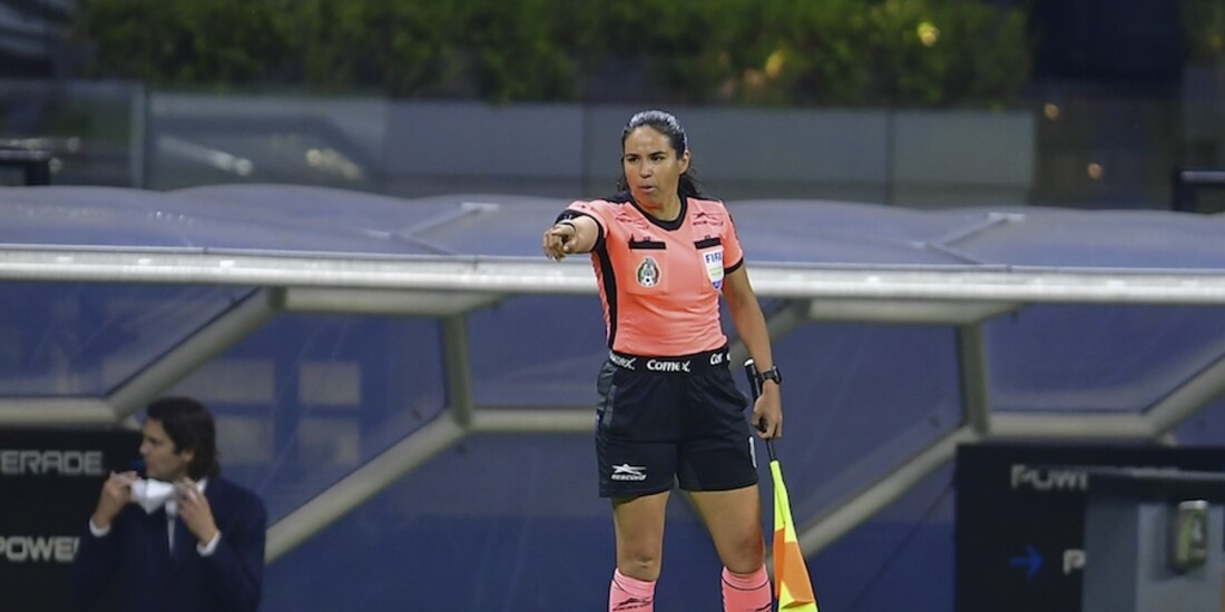 Karen Janet Díaz Medina en un partido.
<br><br>
Karen Janett Diaz Arbitro Asistente durante el partido America vs Pachuca, correspondiente a la Jornada 08 del Torneo Clausura Guard1anes 2021 de la Liga BBVA MX, en el Estadio Azteca, el 27 de Febrero de 2021.
