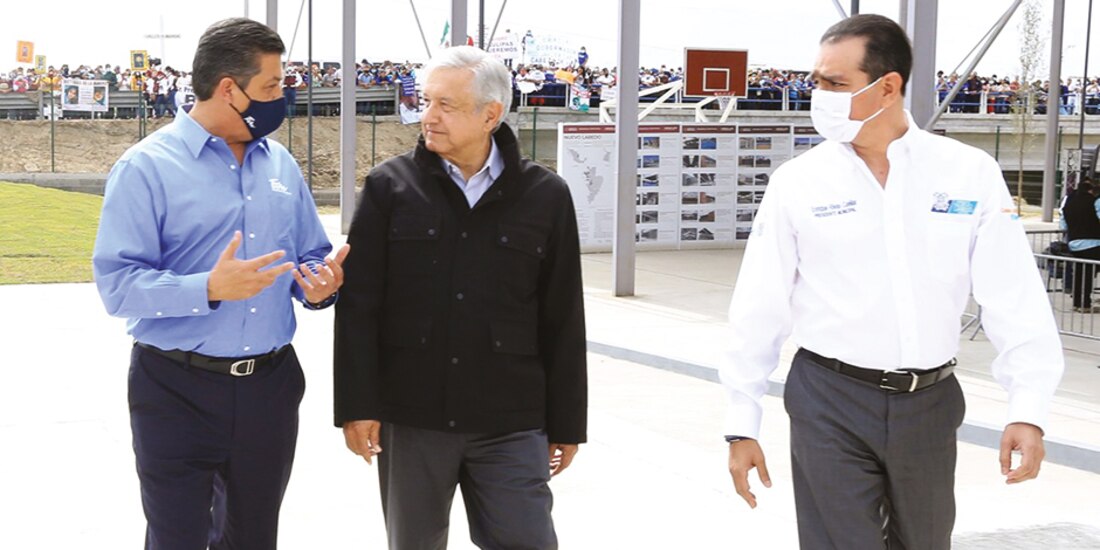 El gobernador Francisco García Cabeza de Vaca dialoga con el Presidente, ayer, durante su visita a la entidad.