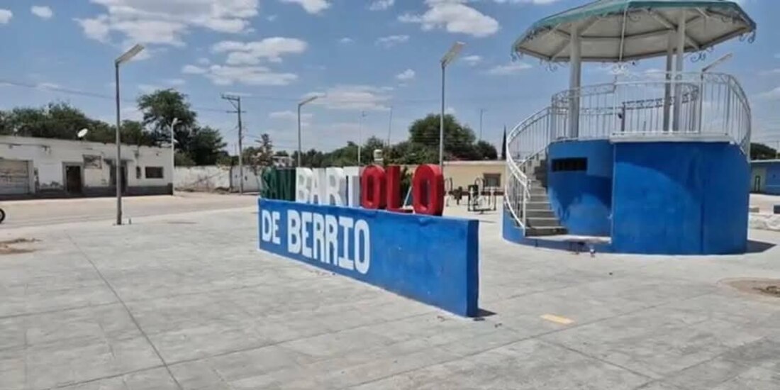La plaza principal del poblado de San Bartolo de Berrios, perteneciente al municipio de San Felipe, luce desierta tras los hechos registrados en la madrugada de ayer.