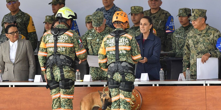 La Comandanta Suprema de las FA durante la ceremonia de recepción al agrupamiento de rescatistas de la Defensa, ayer.