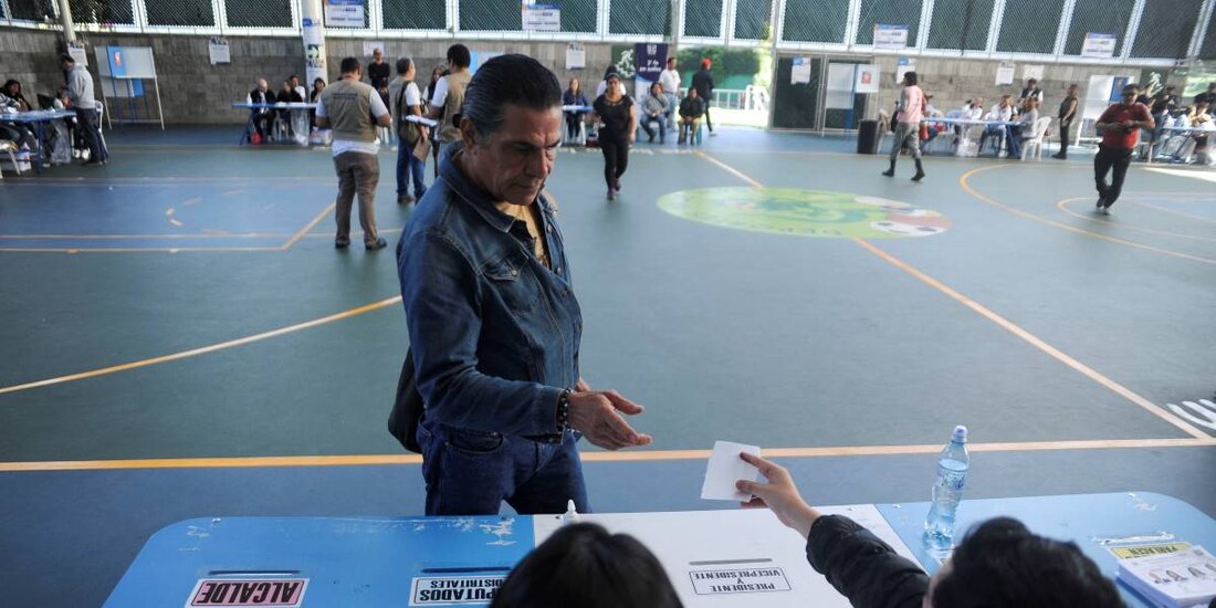 Una persona emite un voto en un centro de votación durante la segunda vuelta de las elecciones presidenciales en la Ciudad de Guatemala, Guatemala, el 20 de agosto de 2023.