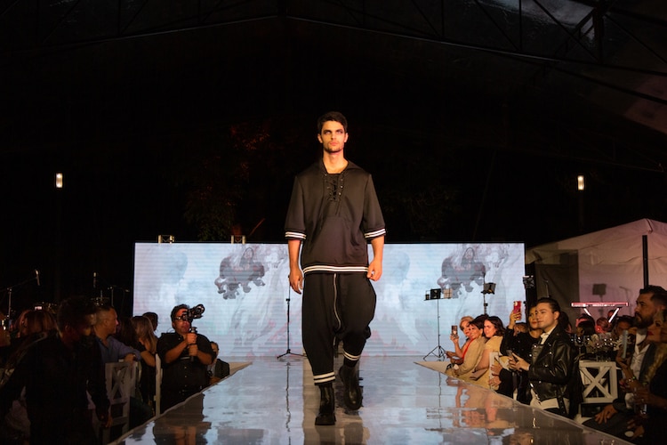 Alex Medina destacó por usar negro y blanco.