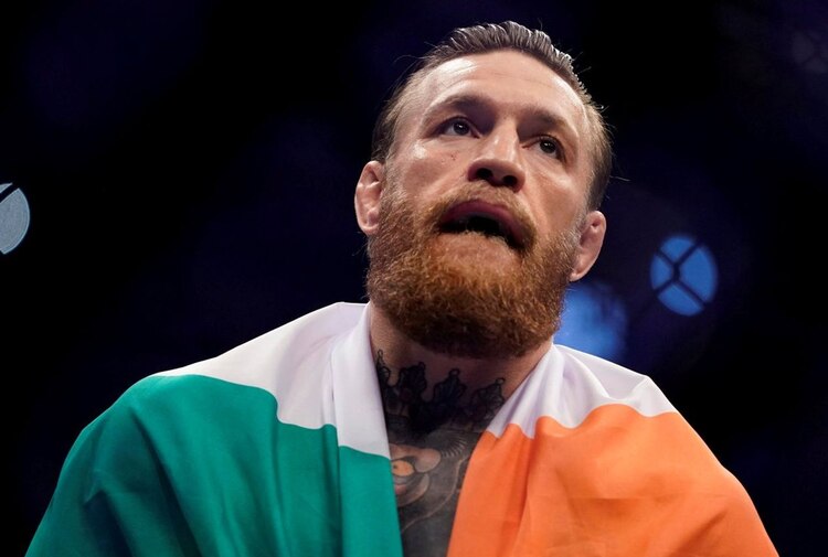 Conor McGregor con la bandera de su país la victoria contra Donald Cerrone en 2020