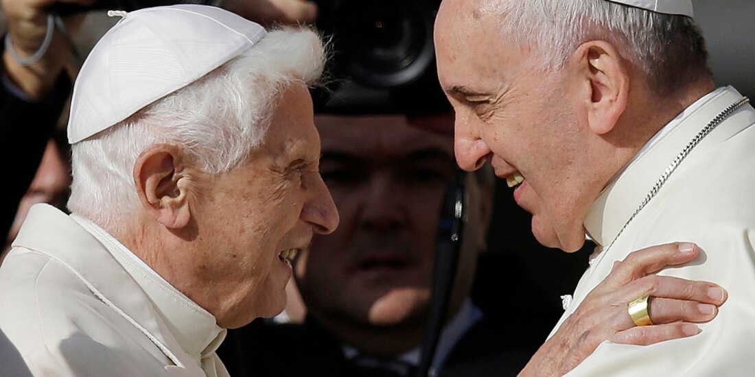 El papa Francisco con su antecesor, Benedicto XVI.