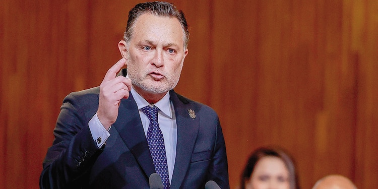 El gobernador de Querétaro, Mauricio Kuri, ayer, en su intervención en el Teatro de la República.