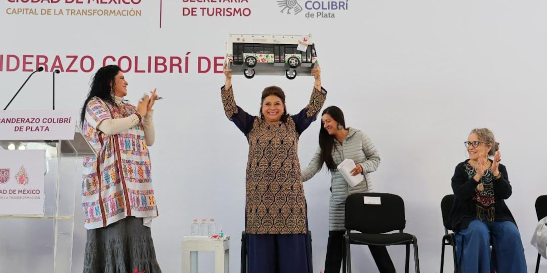 En la explanada del Zócalo capitalino se dio el banderazo al apoyo Colibrí de Plata.